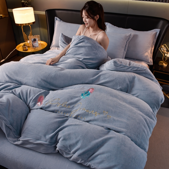 91家纺网 家纺一手货源 找家纺 简爱 2025新款高克重简单款牛奶绒刺绣四件套 羽毛-天蓝