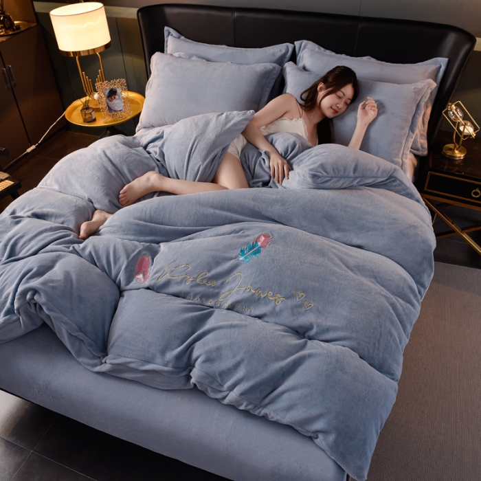 91家纺网 家纺一手货源 找家纺 简爱 2025新款高克重简单款牛奶绒刺绣四件套 羽毛-天蓝