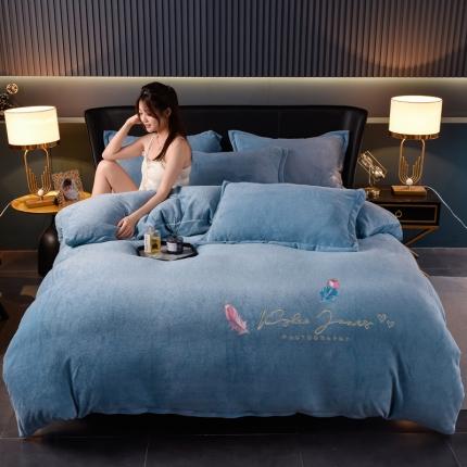 91家纺网 家纺一手货源 找家纺 简爱 2025新款高克重简单款牛奶绒刺绣四件套 羽毛-雾霾蓝