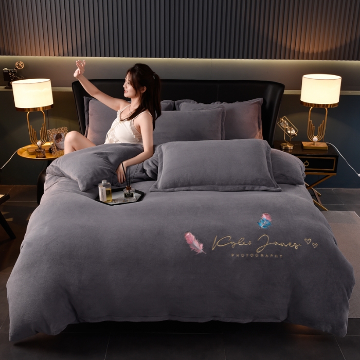 91家纺网 家纺一手货源 找家纺 简爱 2025新款高克重简单款牛奶绒刺绣四件套 羽毛-烟熏灰