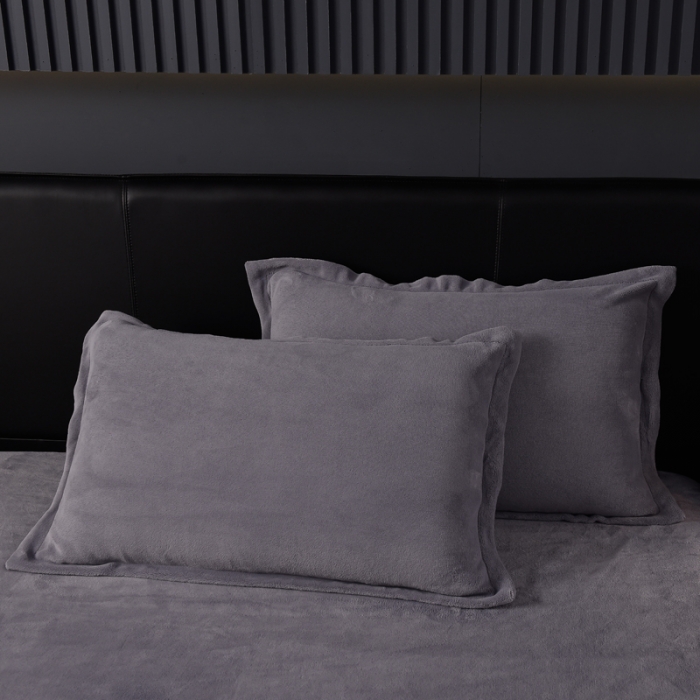 91家纺网 家纺一手货源 找家纺 简爱 2025新款高克重简单款牛奶绒刺绣四件套 羽毛-烟熏灰