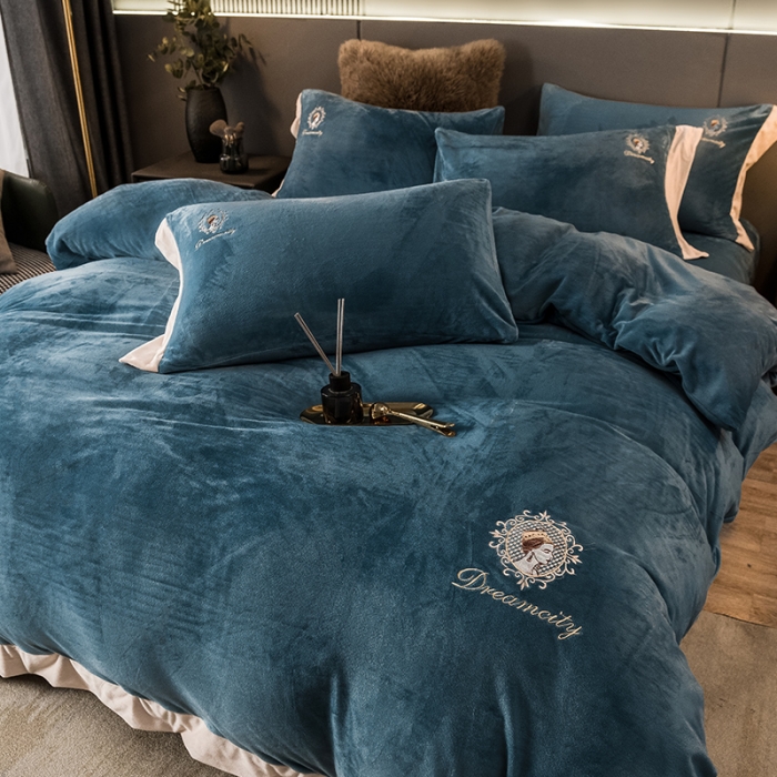 91家纺网 家纺一手货源 找家纺 凡客2021秋冬新款水晶绒绣花四件套-居里夫人 月光蓝