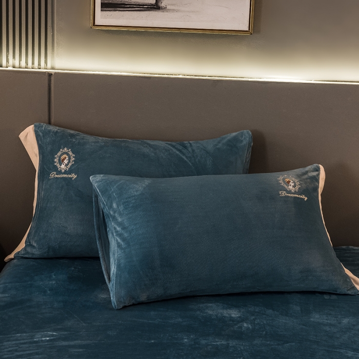 91家纺网 家纺一手货源 找家纺 凡客2021秋冬新款水晶绒绣花四件套-居里夫人 月光蓝