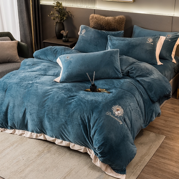 91家纺网 家纺一手货源 找家纺 凡客2021秋冬新款水晶绒绣花四件套-居里夫人 月光蓝