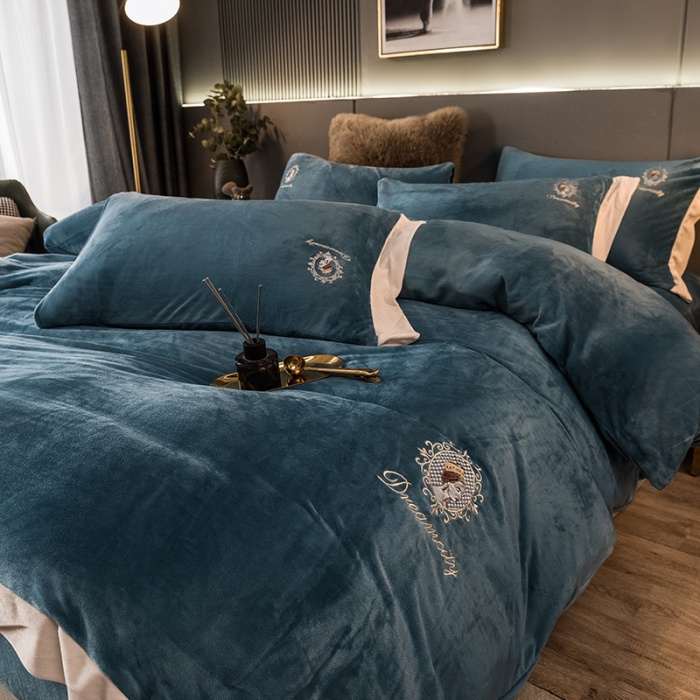 91家纺网 家纺一手货源 找家纺 凡客2021秋冬新款水晶绒绣花四件套-居里夫人 月光蓝