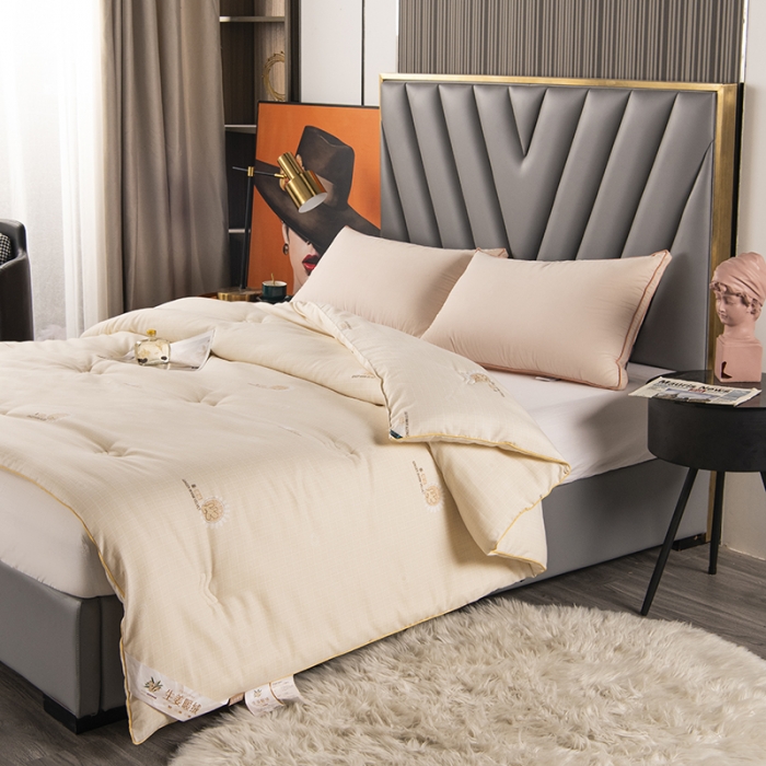 91家纺网 家纺一手货源 找家纺 2023丽卡家纺新款生姜被子被芯冬被春秋被 生姜奶白色