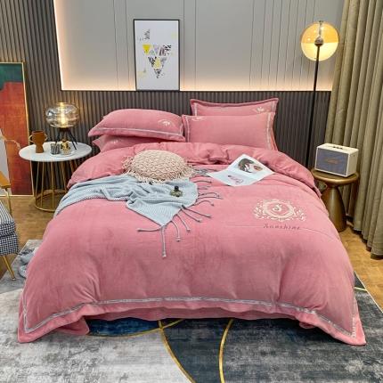 91家纺网 家纺一手货源 找家纺 星尚新款A类牛奶绒加厚保暖轻氧绒法莱绒水晶绣花四件套 曼享-豆沙粉