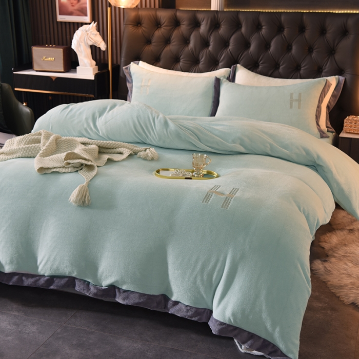 91家纺网 家纺一手货源 找家纺 艾米家居 2021新款牛奶绒刺绣H款四件套 豆绿