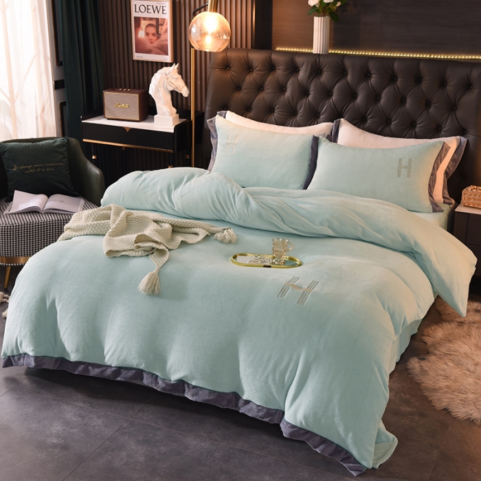 91家纺网 家纺一手货源 找家纺 艾米家居 2021新款牛奶绒刺绣H款四件套 豆绿