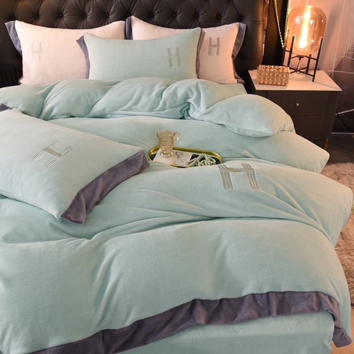 91家纺网 家纺一手货源 找家纺 艾米家居 2021新款牛奶绒刺绣H款四件套 豆绿