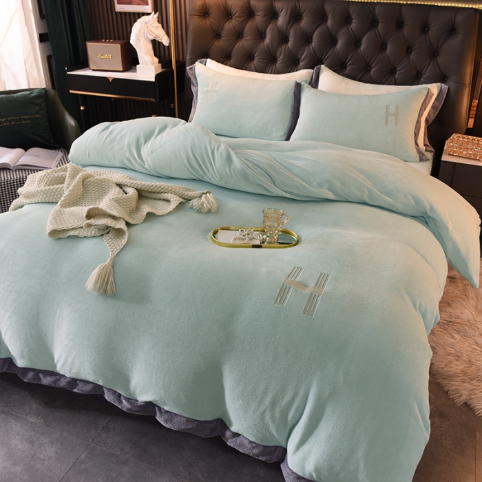 91家纺网 家纺一手货源 找家纺 艾米家居 2021新款牛奶绒刺绣H款四件套 豆绿