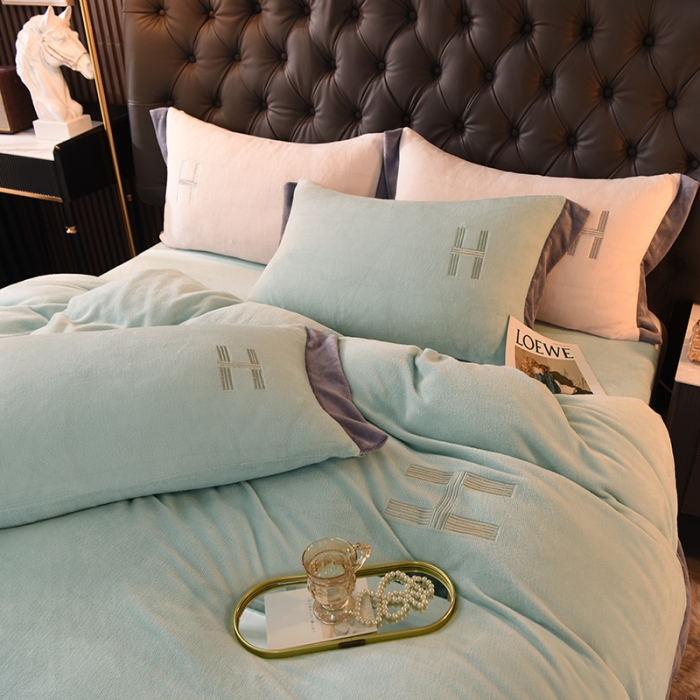 91家纺网 家纺一手货源 找家纺 艾米家居 2021新款牛奶绒刺绣H款四件套 豆绿