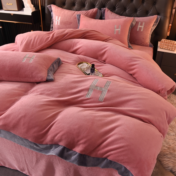 91家纺网 家纺一手货源 找家纺 艾米家居 2021新款牛奶绒刺绣H款四件套 豆沙