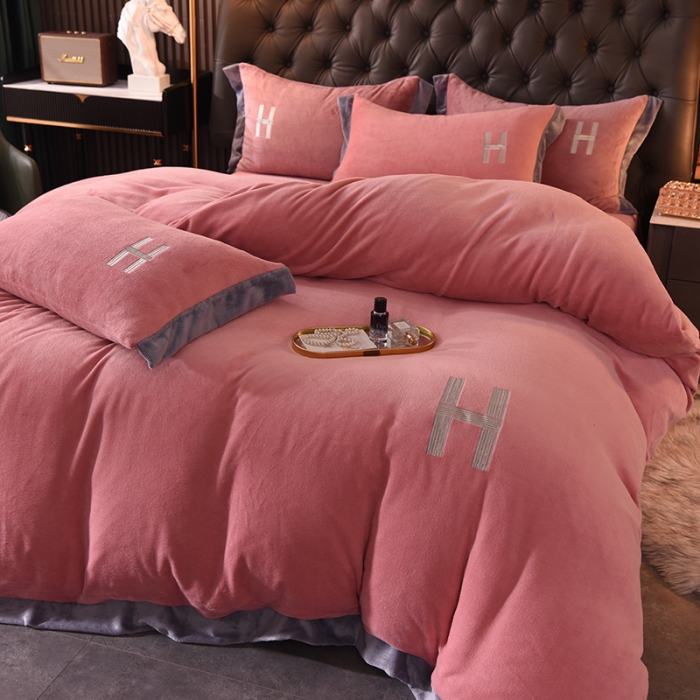 91家纺网 家纺一手货源 找家纺 艾米家居 2021新款牛奶绒刺绣H款四件套 豆沙