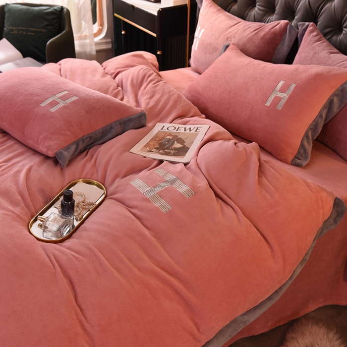 91家纺网 家纺一手货源 找家纺 艾米家居 2021新款牛奶绒刺绣H款四件套 豆沙