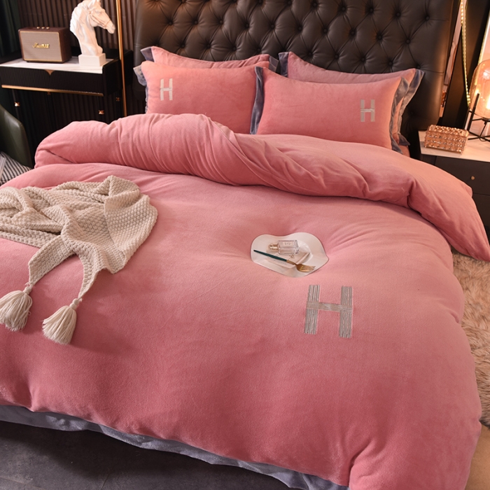 91家纺网 家纺一手货源 找家纺 艾米家居 2021新款牛奶绒刺绣H款四件套 豆沙