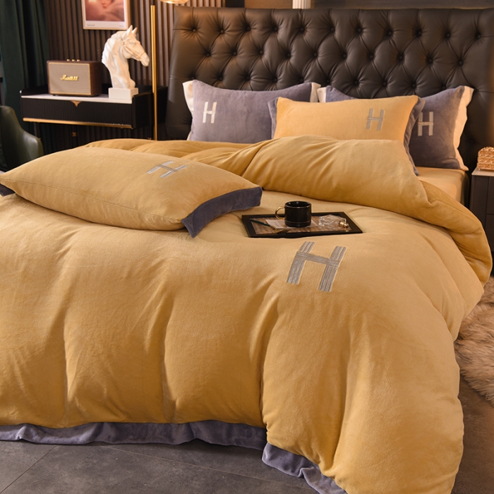 91家纺网 家纺一手货源 找家纺 艾米家居 2021新款牛奶绒刺绣H款四件套 黄