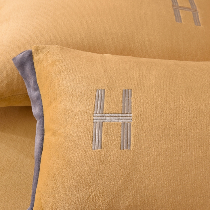 91家纺网 家纺一手货源 找家纺 艾米家居 2021新款牛奶绒刺绣H款四件套 黄