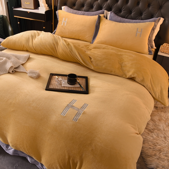 91家纺网 家纺一手货源 找家纺 艾米家居 2021新款牛奶绒刺绣H款四件套 黄