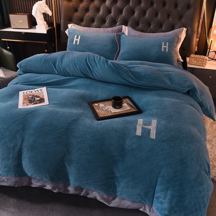 91家纺网 家纺一手货源 找家纺 艾米家居 2021新款牛奶绒刺绣H款四件套 深蓝