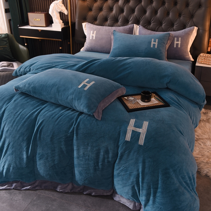 91家纺网 家纺一手货源 找家纺 艾米家居 2021新款牛奶绒刺绣H款四件套 深蓝