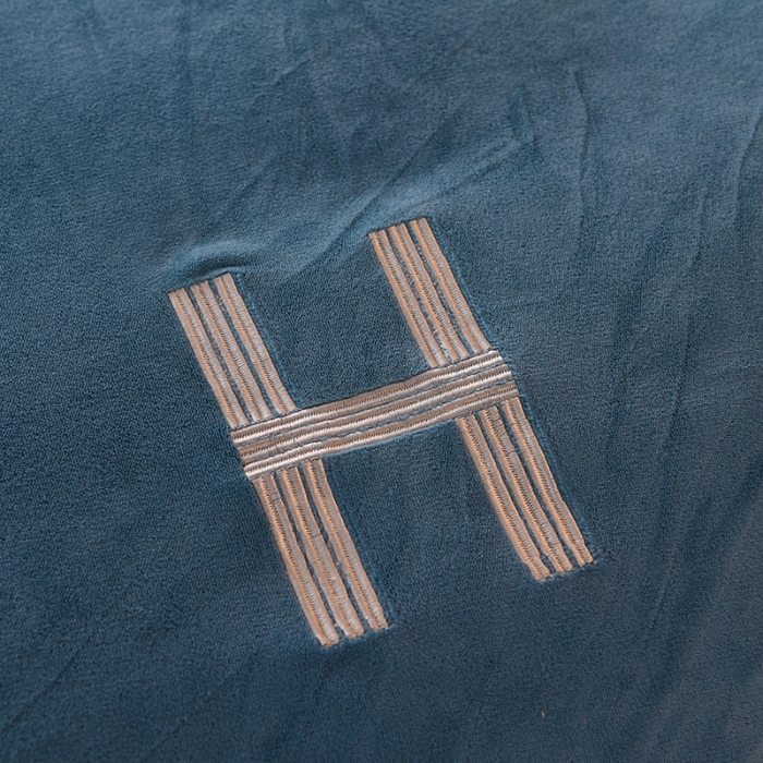 91家纺网 家纺一手货源 找家纺 艾米家居 2021新款牛奶绒刺绣H款四件套 深蓝