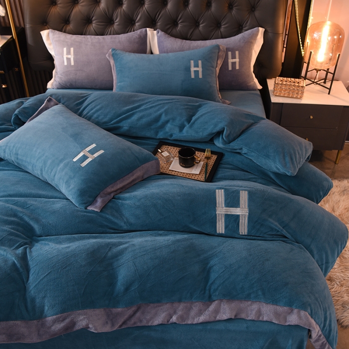 91家纺网 家纺一手货源 找家纺 艾米家居 2021新款牛奶绒刺绣H款四件套 深蓝