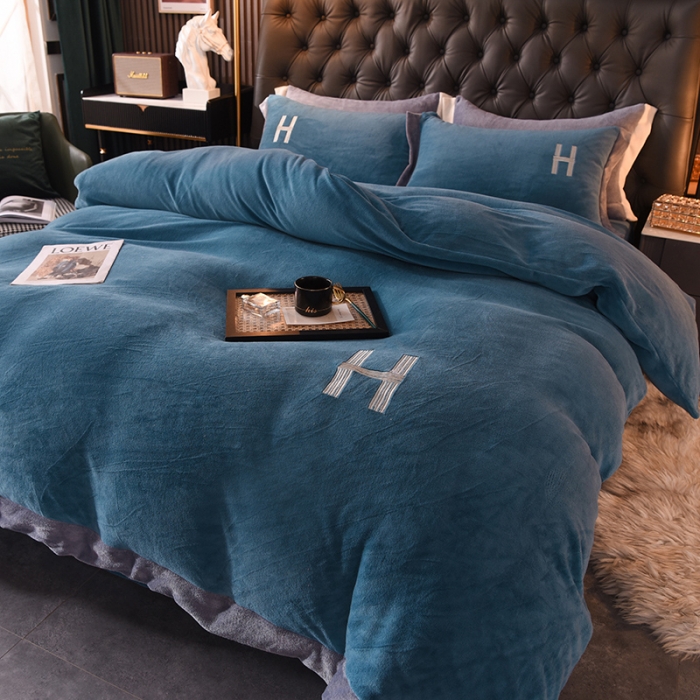 91家纺网 家纺一手货源 找家纺 艾米家居 2021新款牛奶绒刺绣H款四件套 深蓝