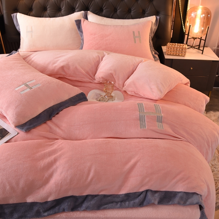 91家纺网 家纺一手货源 找家纺 艾米家居 2021新款牛奶绒刺绣H款四件套 玉色