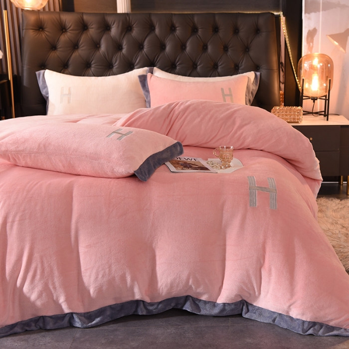 91家纺网 家纺一手货源 找家纺 艾米家居 2021新款牛奶绒刺绣H款四件套 玉色