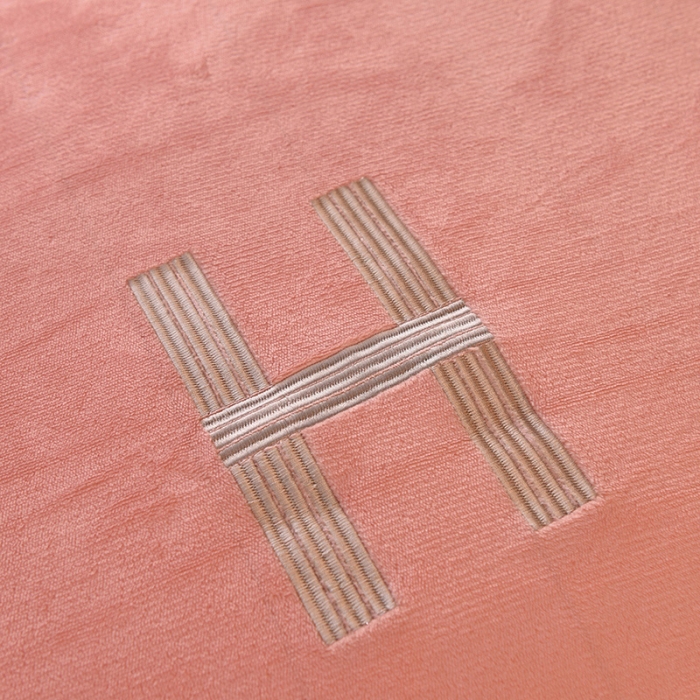 91家纺网 家纺一手货源 找家纺 艾米家居 2021新款牛奶绒刺绣H款四件套 玉色