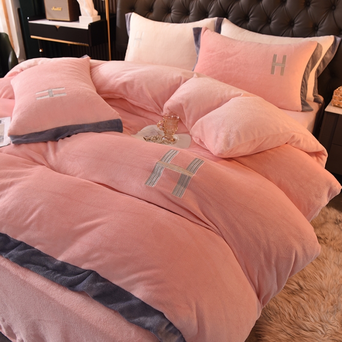 91家纺网 家纺一手货源 找家纺 艾米家居 2021新款牛奶绒刺绣H款四件套 玉色