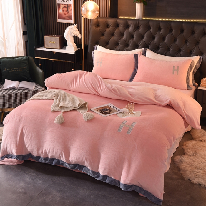 91家纺网 家纺一手货源 找家纺 艾米家居 2021新款牛奶绒刺绣H款四件套 玉色