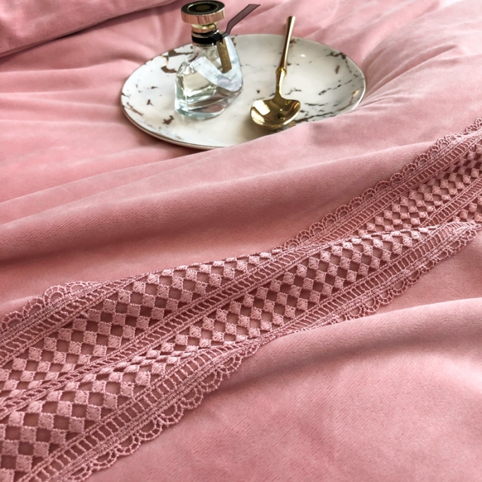 91家纺网 家纺一手货源 找家纺 榻尚 2021新款柔肤绒花边款四件套遇见系列 粉