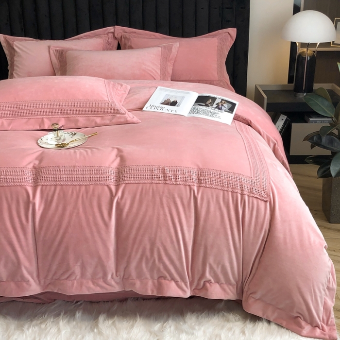 91家纺网 家纺一手货源 找家纺 榻尚 2021新款柔肤绒花边款四件套遇见系列 粉