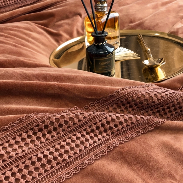 91家纺网 家纺一手货源 找家纺 榻尚 2021新款柔肤绒花边款四件套遇见系列 焦糖