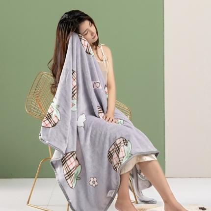 91家纺网 家纺一手货源 找家纺 网客家纺 2024新款多功能牛奶绒披肩毯 灰色草莓