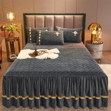 91家纺网 家纺一手货源 找家纺 菊上家纺 2021新款刺绣雕花克拉恋人荷兰绒单床裙 玛雅灰