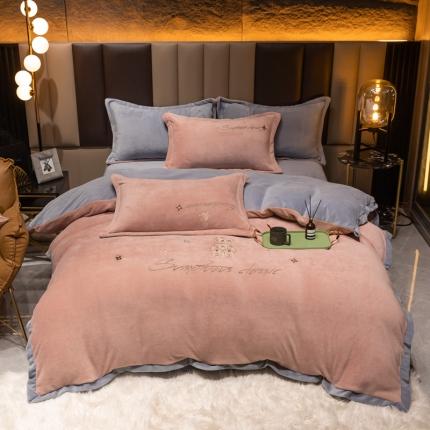 91家纺网 家纺一手货源 找家纺 芯贝儿轻奢风宽边绣花加厚牛奶绒保暖四件套法莱宝宝绒被套奶油棕