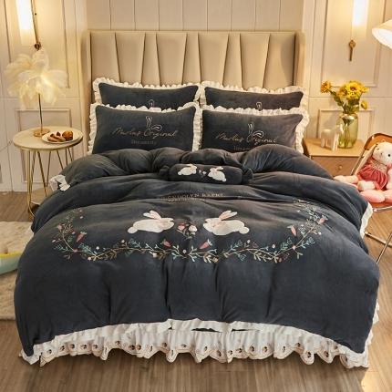 91家纺网 家纺一手货源 找家纺 宜凡 2021新款牛奶绒绣花兔床单四件套 萌萌兔-雅灰