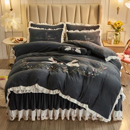 91家纺网 家纺一手货源 找家纺 宜凡 2021新款牛奶绒绣花兔床裙四件套 萌萌兔-雅灰