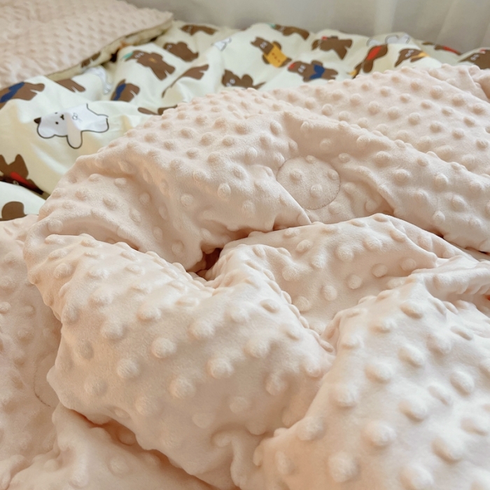 91家纺网 家纺一手货源 找家纺 星期八 2021新款韩国超ins进口安抚豆豆被子春秋被 机器熊棕