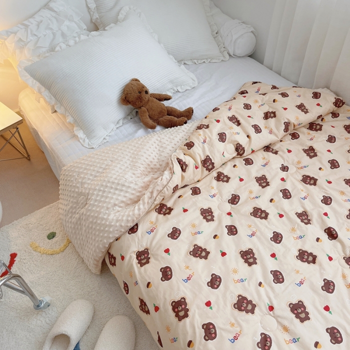 91家纺网 家纺一手货源 找家纺 星期八 2021新款韩国超ins进口安抚豆豆被子春秋被 玫瑰熊