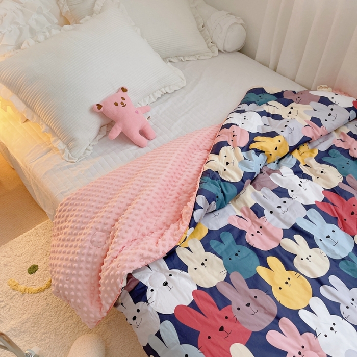 91家纺网 家纺一手货源 找家纺 星期八 2021新款韩国超ins进口安抚豆豆被子春秋被 兔兔帮