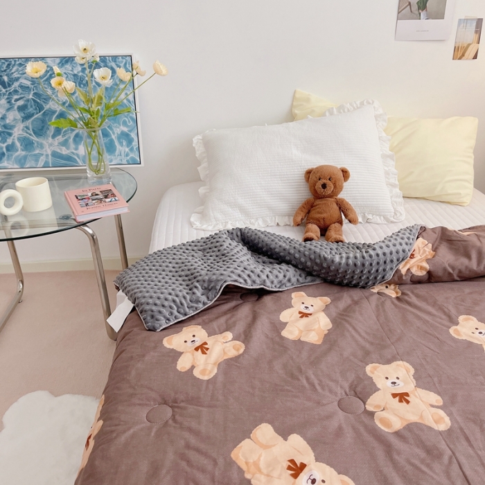 91家纺网 家纺一手货源 找家纺 星期八 2021新款韩国超ins进口安抚豆豆被子春秋被 咖啡熊