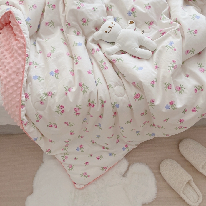 91家纺网 家纺一手货源 找家纺 星期八 2021新款韩国超ins进口安抚豆豆被子春秋被 玫瑰