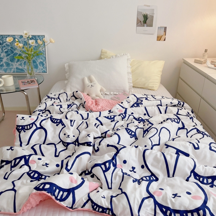 91家纺网 家纺一手货源 找家纺 星期八 2021新款韩国超ins进口安抚豆豆被子春秋被帮帮兔