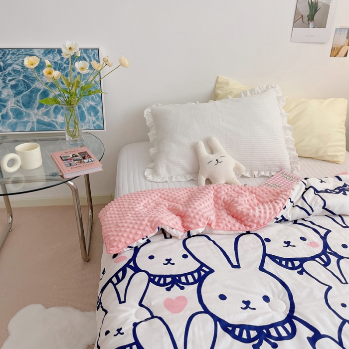 91家纺网 家纺一手货源 找家纺 星期八 2021新款韩国超ins进口安抚豆豆被子春秋被帮帮兔