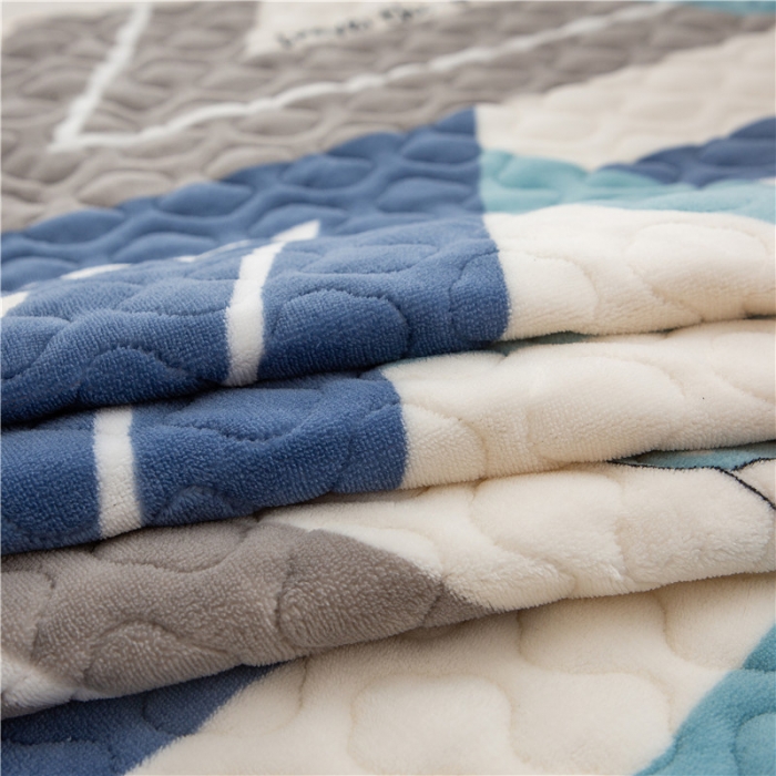 91家纺网 家纺一手货源 找家纺 美优兰2021新款加厚牛奶绒榻榻米垫床垫加厚床盖热气球蓝