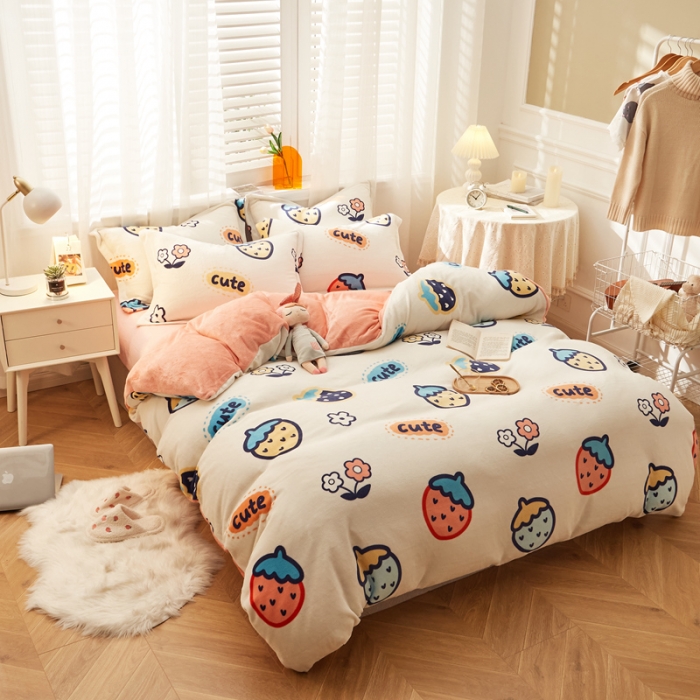 91家纺网 家纺一手货源 找家纺 佰亿莱 2024新款高克重牛奶绒印花四件套 草莓派对